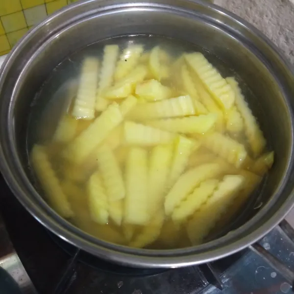Rebus air, garam, kaldu bubuk (sedikit saja), dan bawang putih geprek hingga mendidih, lalu masukkan kentang. Rebus hingga setengah empuk, lalu angkat dan tiriskan hingga suhu ruang.