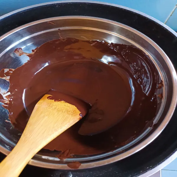Lelehkan coklat di atas air panas.