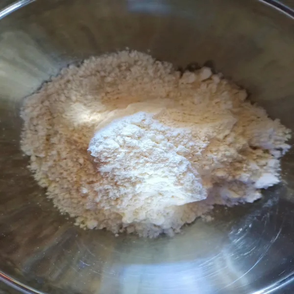 Campur tepung terigu dan tepung tapioka.
