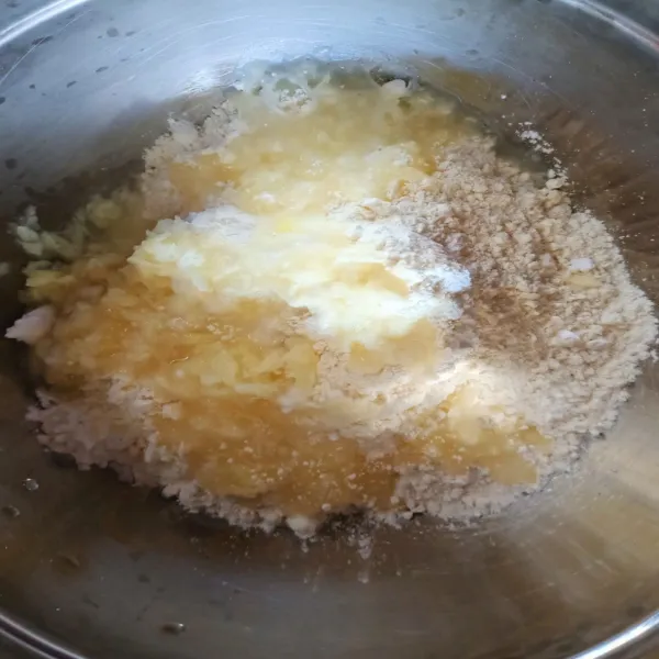 Siram ke dalam adonan tepung.