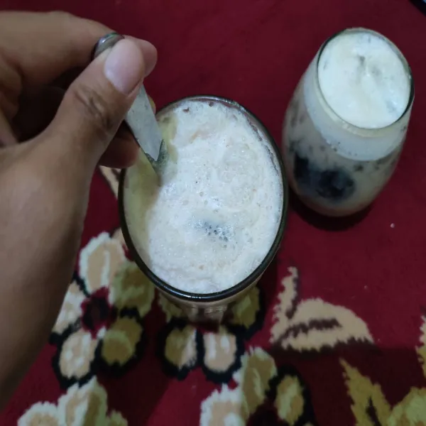 Aduk rata sebelum diminum. 
Kemudian sajikan.