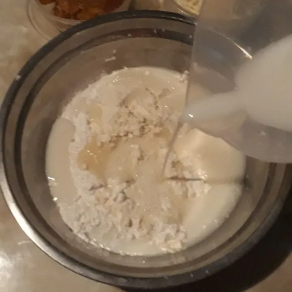 Dalam wadah campur tepung beras, tepung terigu, dan tepung maizena. Tambahkan gula pasir, baking powder, dan tuang susu cair.