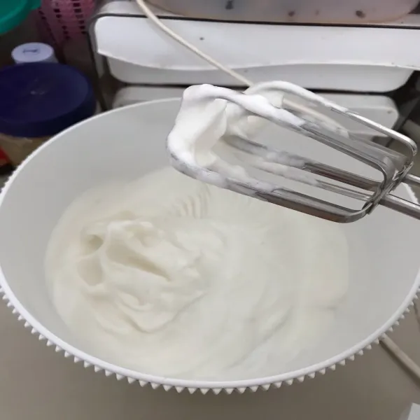 Mixer putih telur, gula dan vanila hingga softpeak