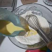 Lalu tuang campuran susu ke dalam tepung, aduk hingga rata dan licin.