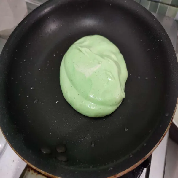 Panaskan wajan anti lengket, kemudian masukkan 2 sendok sayur adonan pancake ke dalam wajan, masak dengan api kecil sambil ditutup.