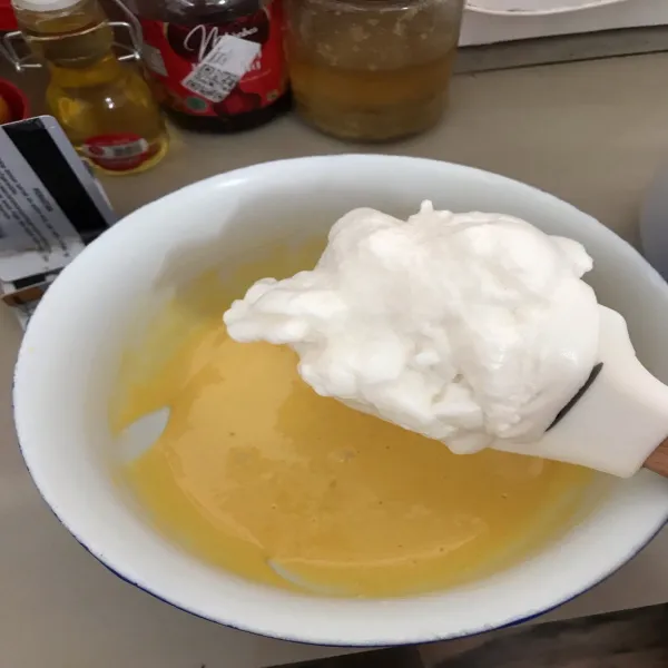 Mix perlahan adonan putih telur ke dalam adonan tepung, jangan sampai overmix.  Lalu masukkan dalam plastik segitiga.