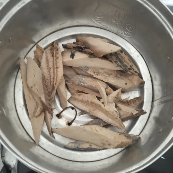 Bersihkan ikan tongkol lalu kukus selama 10 menit.