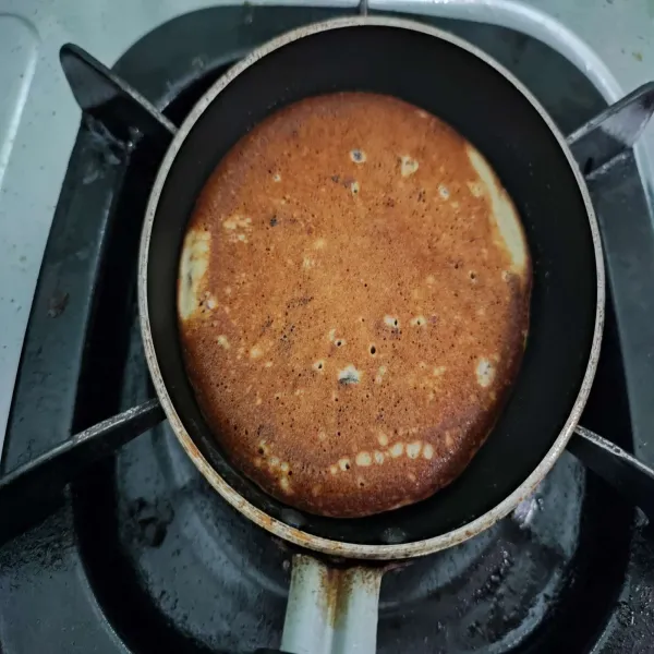 Setelah itu dibalik, masak kembali hingga kedua sisinya matang.