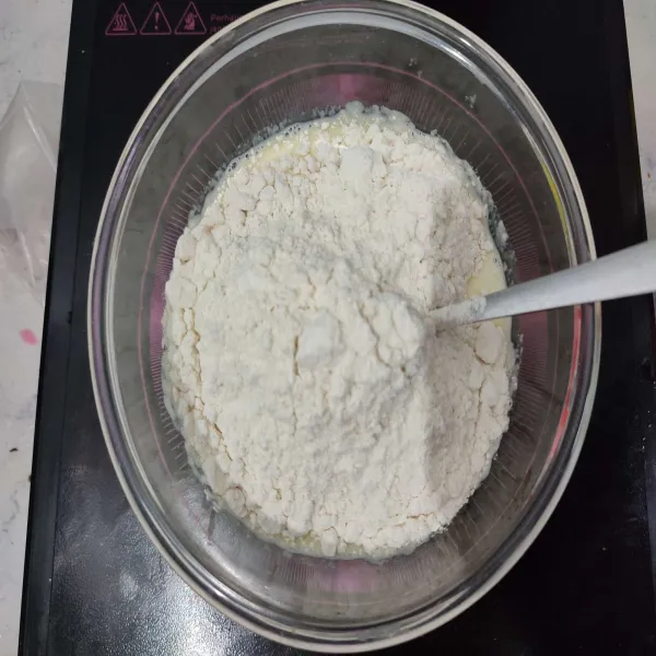 Setelah itu masukkan tepung terigu, baking powder, aduk rata hingga tidak ada yang bergerindil.