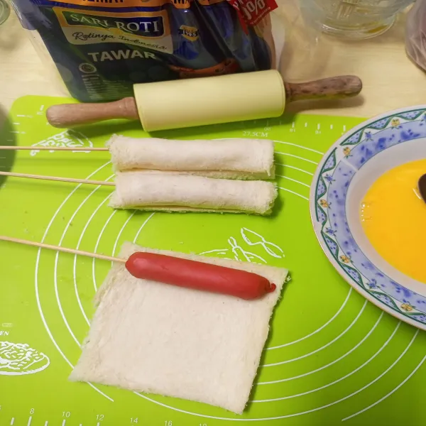 Gulung sosis dengan roti tawar lalu lekatkan dengan telur.