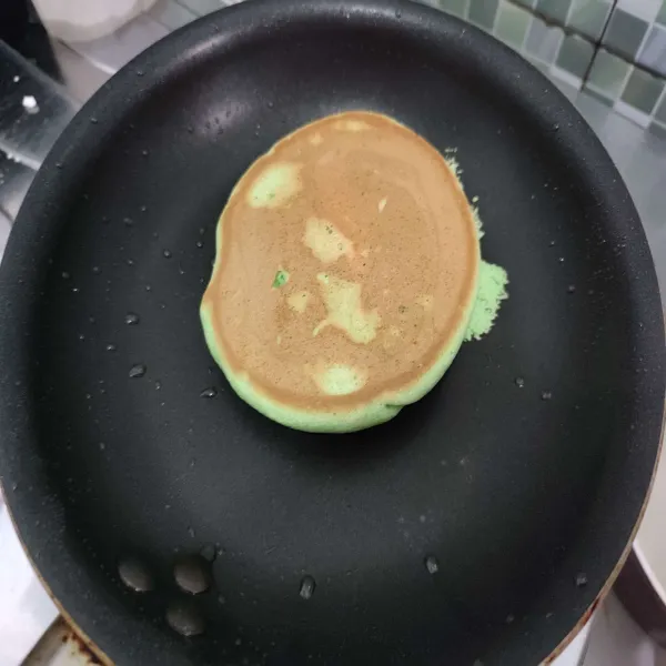 Kemudian balik secara perlahan dan masak kembali hingga matang merata di kedua sisi.