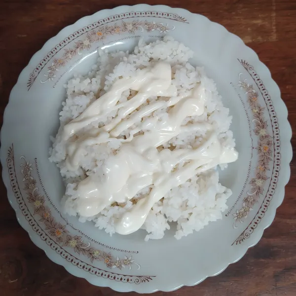 Campur nasi dengan mayonnaise, sisihkan.