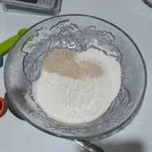 Campurkan bahan kering, lalu aduk rata.