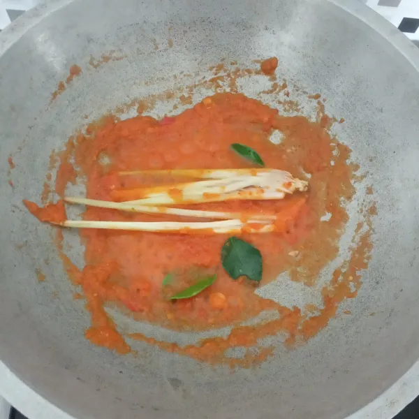 Panaskan minyak, lalu tumis bumbu halus dahulu. Jika sudah wangi, masukkan serai, tomat dan daun jeruk.