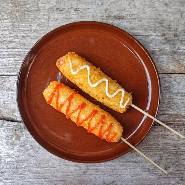 Beri mayonaise dan saus tomat atau saus sambal sesuai selera.
Siap disajikan