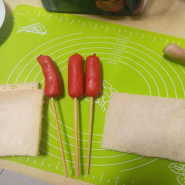 Tusuk sosis menggunakan tusukan sate.