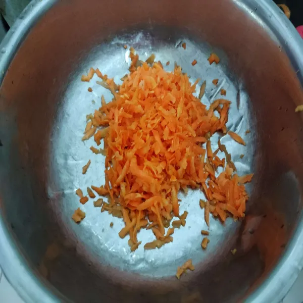 Serut wortel, kemudian sisihkan.