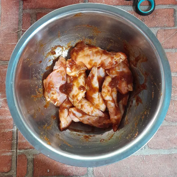 Masukkan ayam, marinasi selama 30 menit.