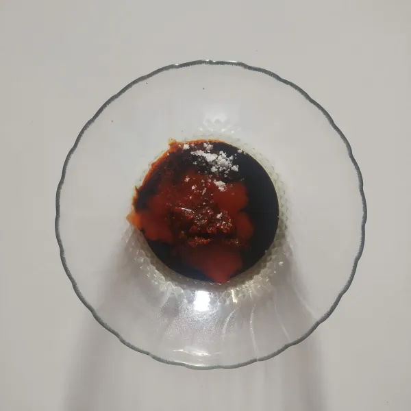 Tambahkan chili oil, bubuk cabai, dan garam.
