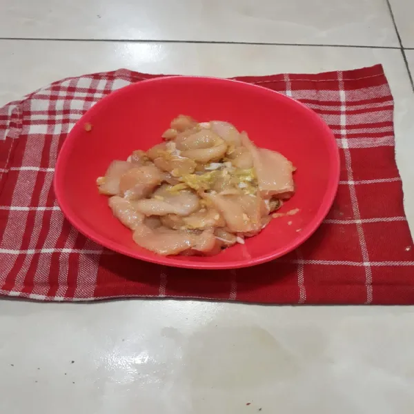 Potong-potong fillet dada ayam lalu cuci bersih.
Lumuri dengan bawang putih yang sudah dihaluskan, parutan jahe, kecap asin, minyak wijen, lada bubuk, garam, marinasi sekitar 1 jam.