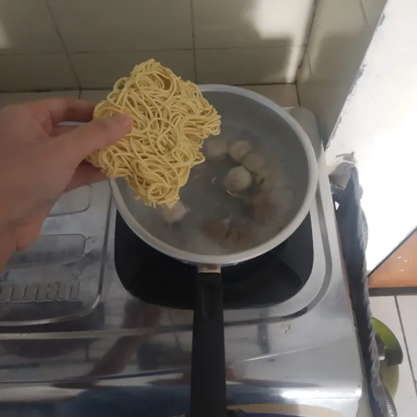 Masukkan mie, masak hingga matang lalu sisihkan.
