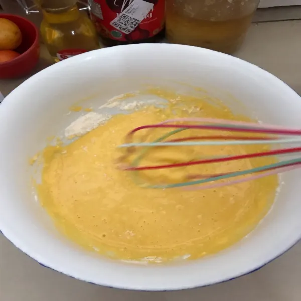 Kocok dengan spatula kuning telur, susu dan tepung hingga rata.  Sisihkan