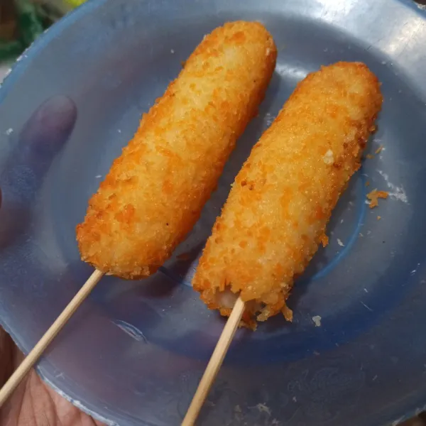 Tusuk dengan tusukan sate.