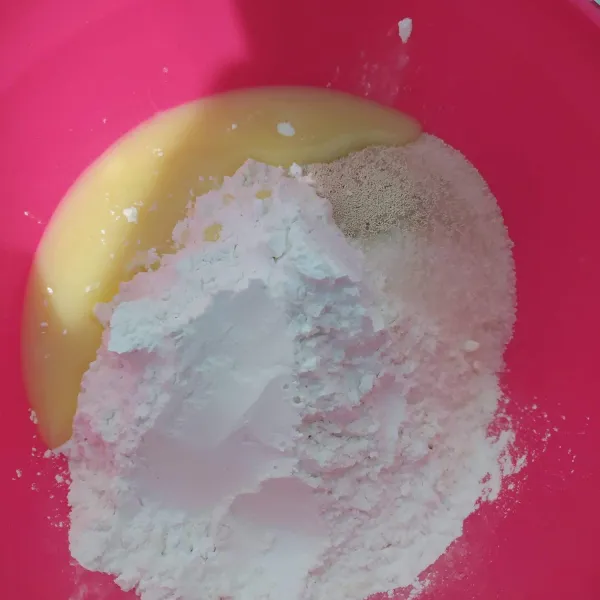 Masukkan tepung terigu, tepung ketan, SKM, gula dan ragi instan. Aduk rata.
