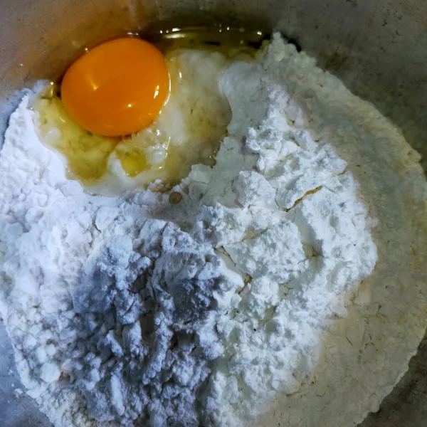 Adonan kulit : masukkan tepung terigu, telur, dan garam, lalu aduk rata. Tambahkan susu cair, lalu uleni menggunakan tangan.