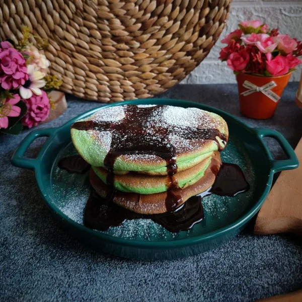 Sajikan pandan japanese pancake di atas piring saji dengan topping yang diiinginkan.