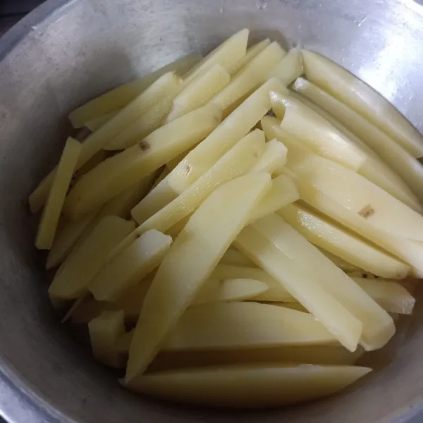 Panaskan air di panci, lalu masukkan bawang putih bubuk dan garam. Masukkan kentang, masak sampai mendidih. Diamkan selama 5 menit, lalu buang airnya. Rendam di air es selama 10-15 menit, lalu tiriskan.