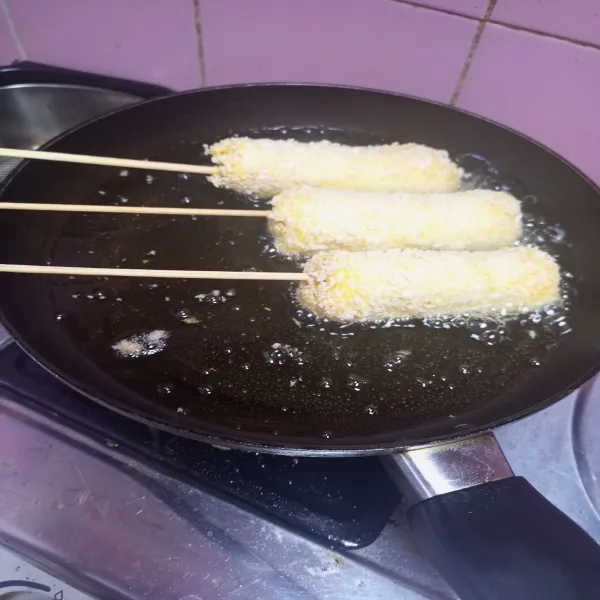 Goreng corndog di minyak panas sampai kuning kecoklatan.
Sajikan corndog dengan saus kesukaan.