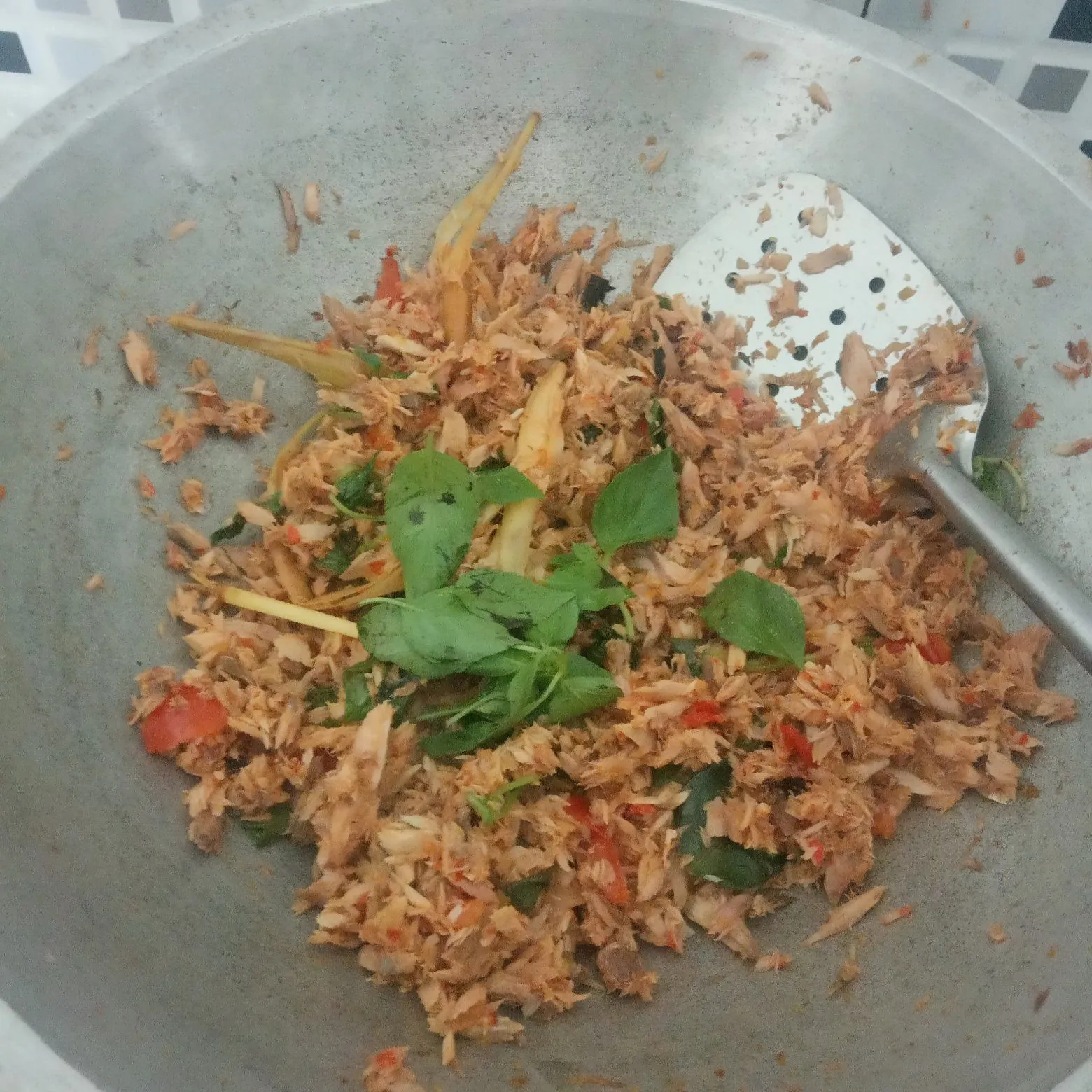 Step 6 Ikan Tongkol Suwir Masak Kemangi