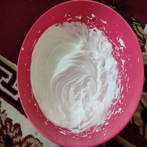 Kocok dengan mixer bahan B hingga soft peak, sisihkan.