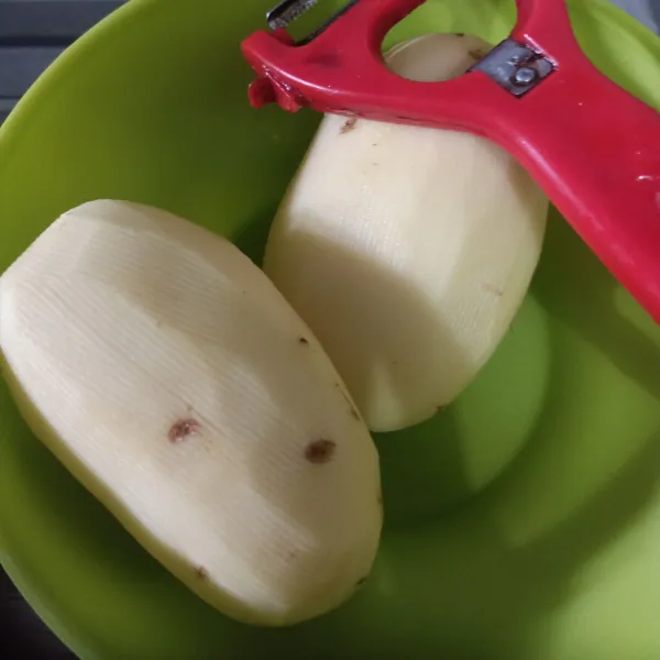 Kupas kentang, lalu cuci bersih dan potong memanjang.