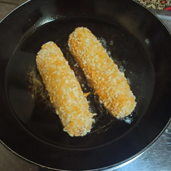 Panaskan minyak, goreng hingga berubah warna.