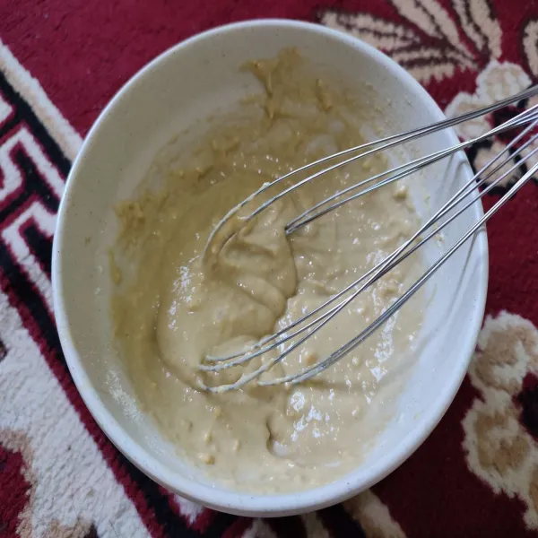 Kocok lepas kuning telur kemudian masukkan semua bahan utama lainnya, aduk hingga rata, sisihkan.