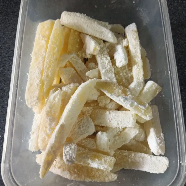 Masukkan tepung maizena ke tempat yang ada tutupnya, lalu masukkan kentang yang telah tiris dan tutup. Lalu kocok-kocok, susun di tempat lain, lalu simpan di freezer selama 1-2 jam.