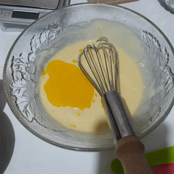 Kemudian tuang margarin, aduk rata. Diamkan selama 30 menit.