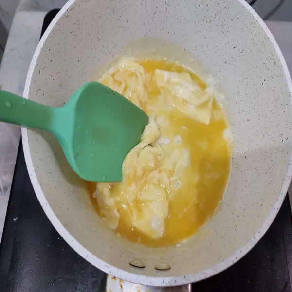 Panaskan wajan anti lengket, kemudian beri sedikit minyak, lalu buat orak-arik telur, kemudian angkat dan sisihkan.