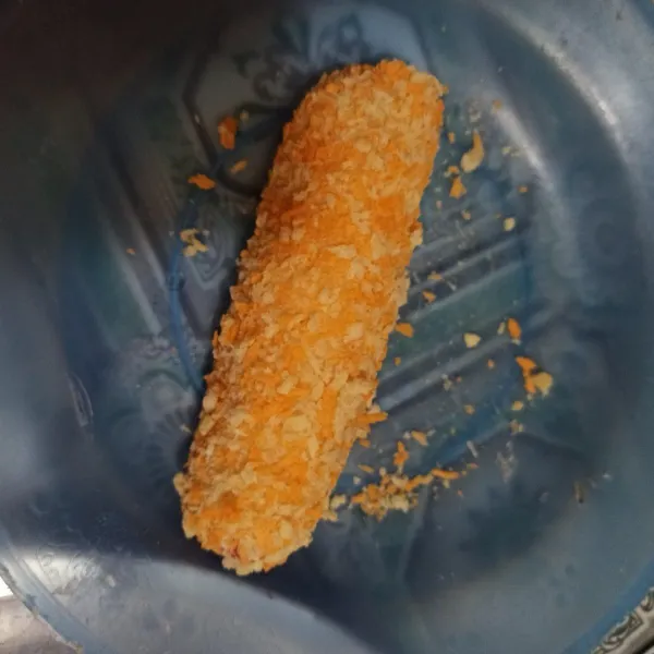 Balurkan ke telur kocok, lalu ke tepung panir, tekan perlahan supaya tepung panirnya menempel.