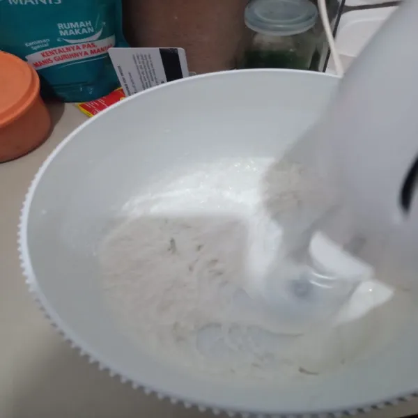 Untuk isian cream, campur whipped cream bubuk dengan air es, mixer hingga kental.  
Masukkan ke dalam kulkas selama 10 menit agar dingin.