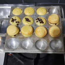 Panaskan cetakan setelah 1/2 matang, lalu tambahkan chocochips, kemudian tangkupkan dengan adonan polos. Masak hingga matang, lalu angkat dan olesi butter serta taburi gula. Kemudian sajikan.