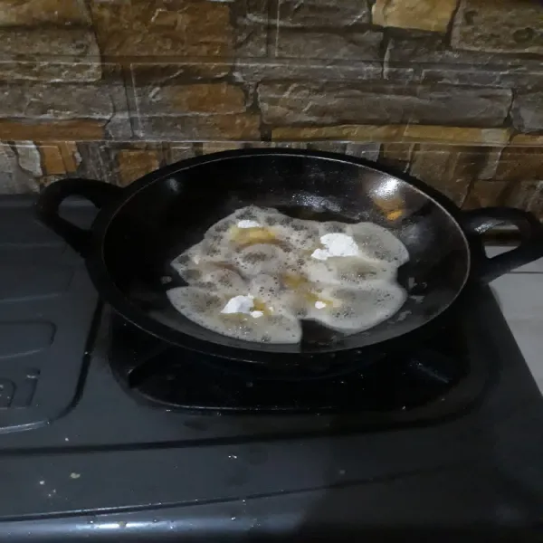 Panaskan minyak dengan api sedang, goreng ayam hingga agak kuning.