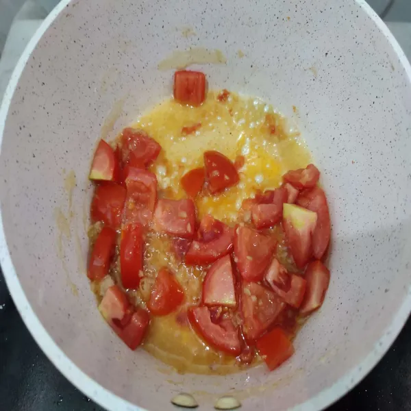 Kemudian masukkan tomat.
