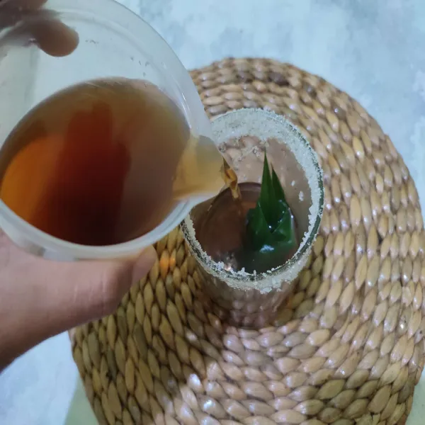 Salin thai tea pandan ke dalam gelas saji.