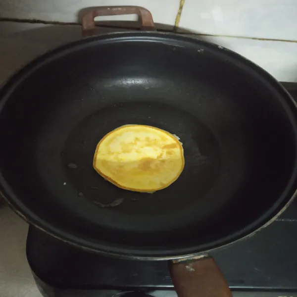 Panaskan teflon dengan api kecil, lalu olesi dengan sedikit margarin. Panggang adonan pancake hingga kecokelatan.