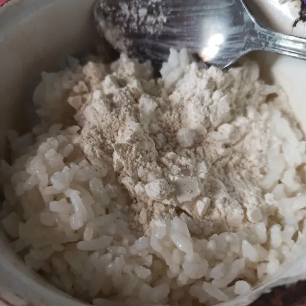 Campur nasi, susu, garam, kaldu bubuk, lada bubuk dan tepung terigu.
Aduk rata sambil diremas-remas.