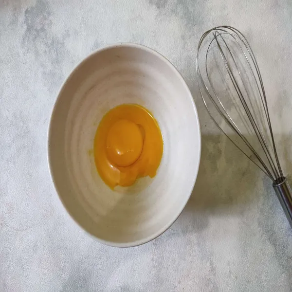 Kocok lepas kuning telur dengan whisk.