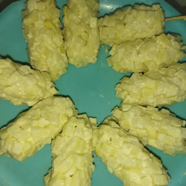 Lakukan hingga semua sosis dilapisi kentang, lalu simpan hottang ke dalam kulkas agar lebih set minimal 1 jam.